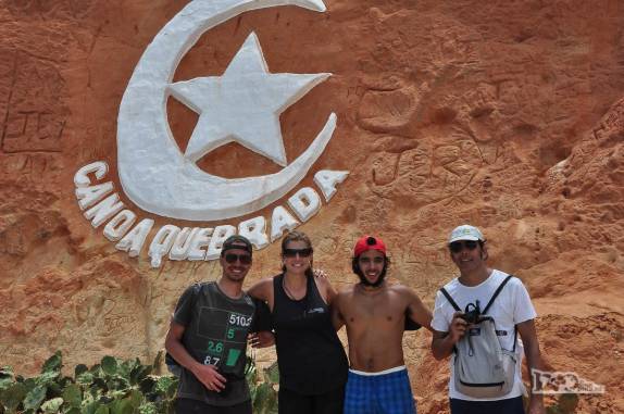 Depois de uma longa caminhada, o grupo chega a Canoa Quebrada, no litoral do Ceará